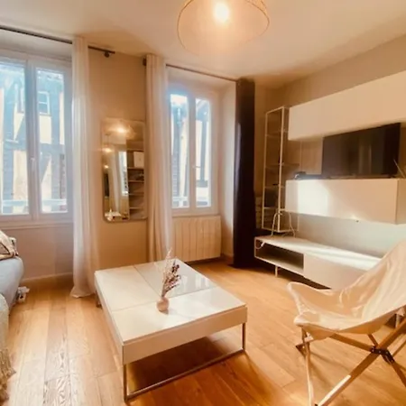 Studio In The Heart Of The Old Port דירה